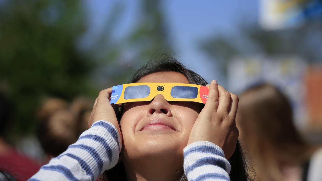 Campus eclipse viewing turns science lesson into celebration